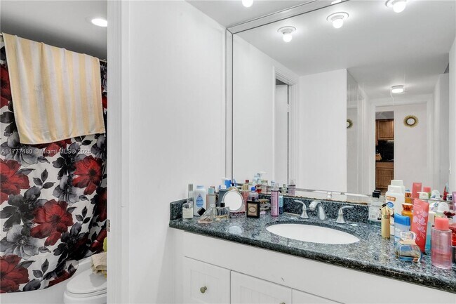 Building Photo - 1351 NE Miami Gardens Dr