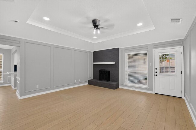 Building Photo - 620 W Stoneybrook Dr