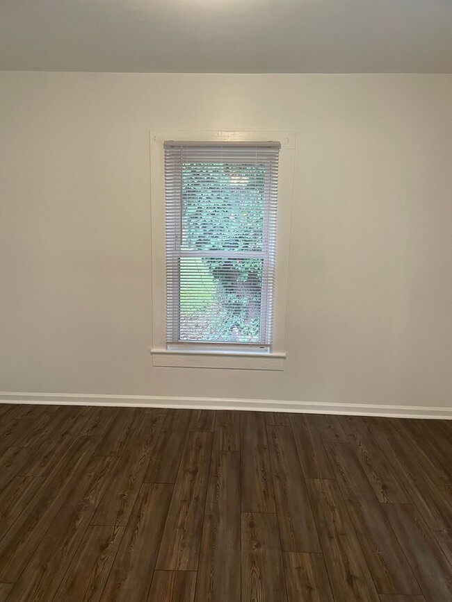 Building Photo - Adorable 2BR Home with Rocking Chair Front...