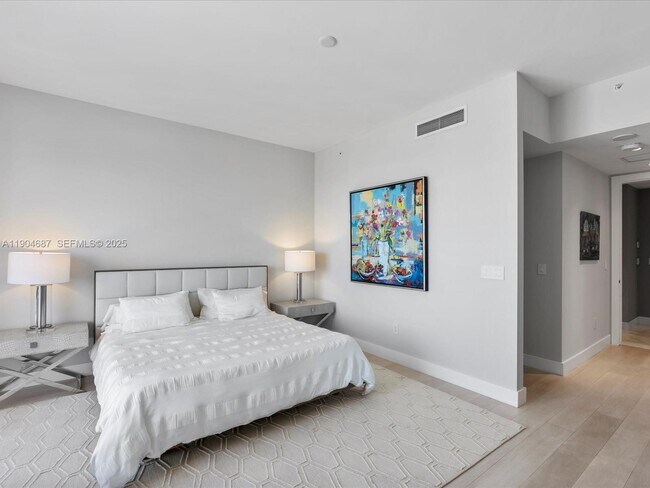 Building Photo - 1425 Brickell Ave