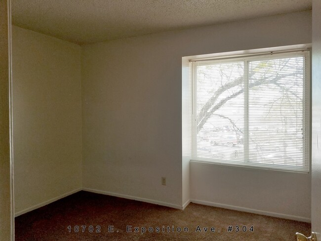 Building Photo - * 2 bed, Great location off Havana and Exp...