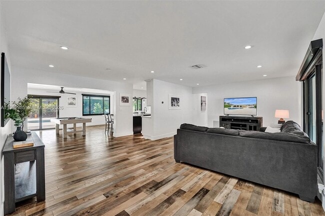 Building Photo - 915 NW 7th St