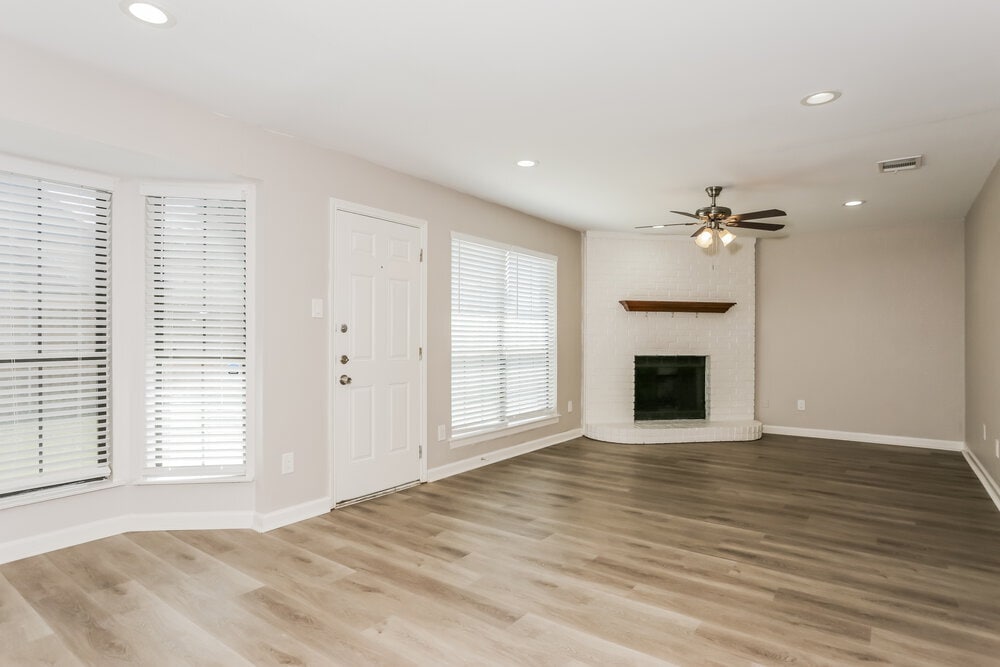 Building Photo - 5911 Rocky Point Dr
