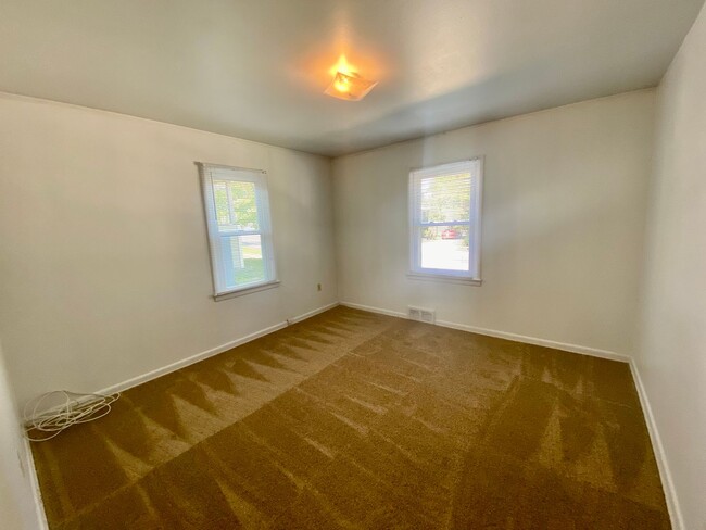 Building Photo - 4 bedroom house  Close to EMU in Ypsilanti...