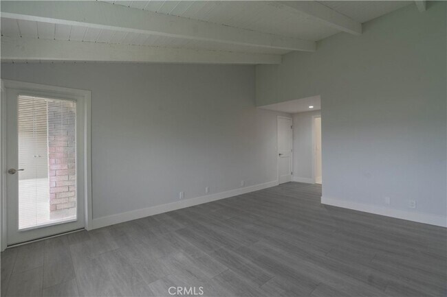 Building Photo - 633 Vista Bonita