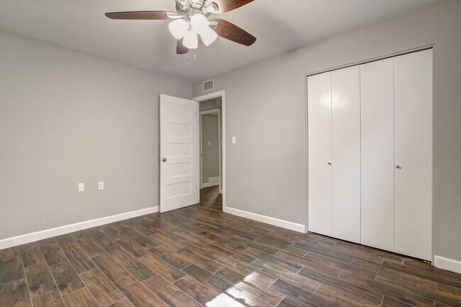 Building Photo - HUGE House In Tempe Close to ASU