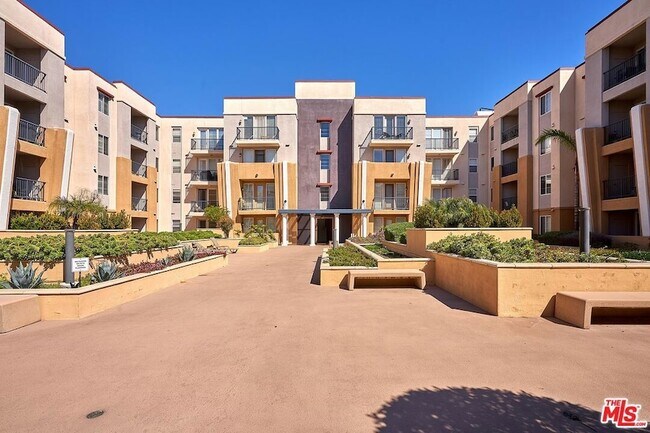 Building Photo - 360 W Ave 26