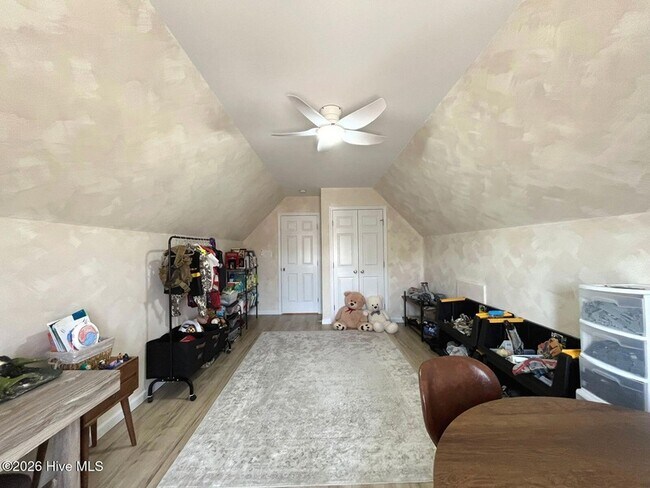 Building Photo - 561 Thorncliff Dr