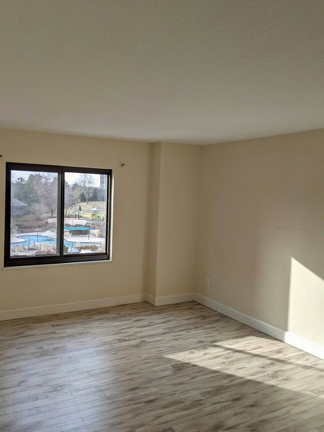 Building Photo - 205 Yoakum Pkwy