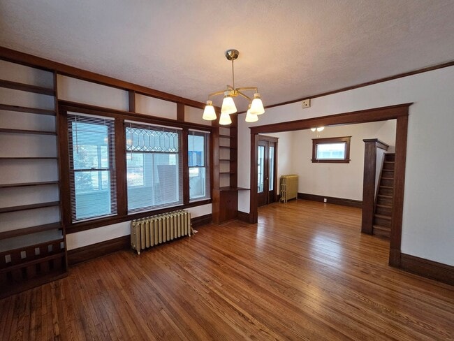 Building Photo - Beautiful and large Cedar Falls House