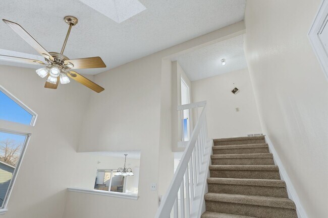 Building Photo - 3 bed 2 1/2 bath Split level home in Found...