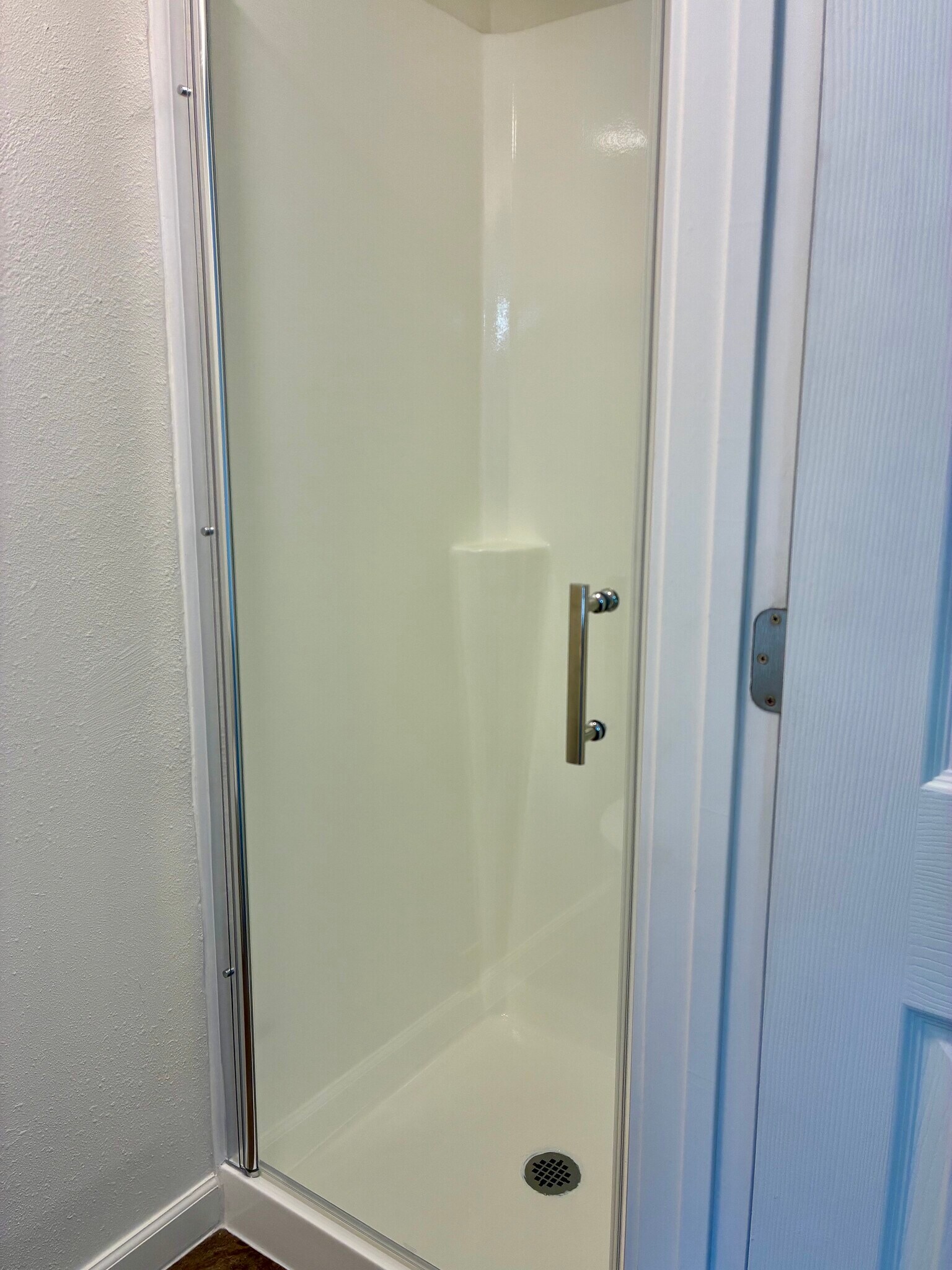 En suite bath - 9301 SW Hill St