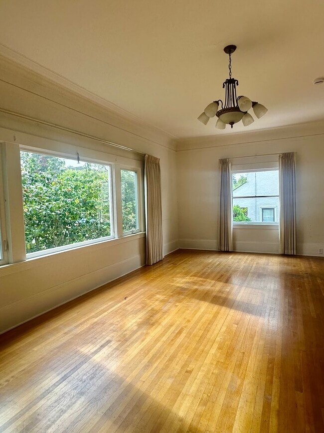 Building Photo - 6bedroom house full of charm steps from UC Berkeley!