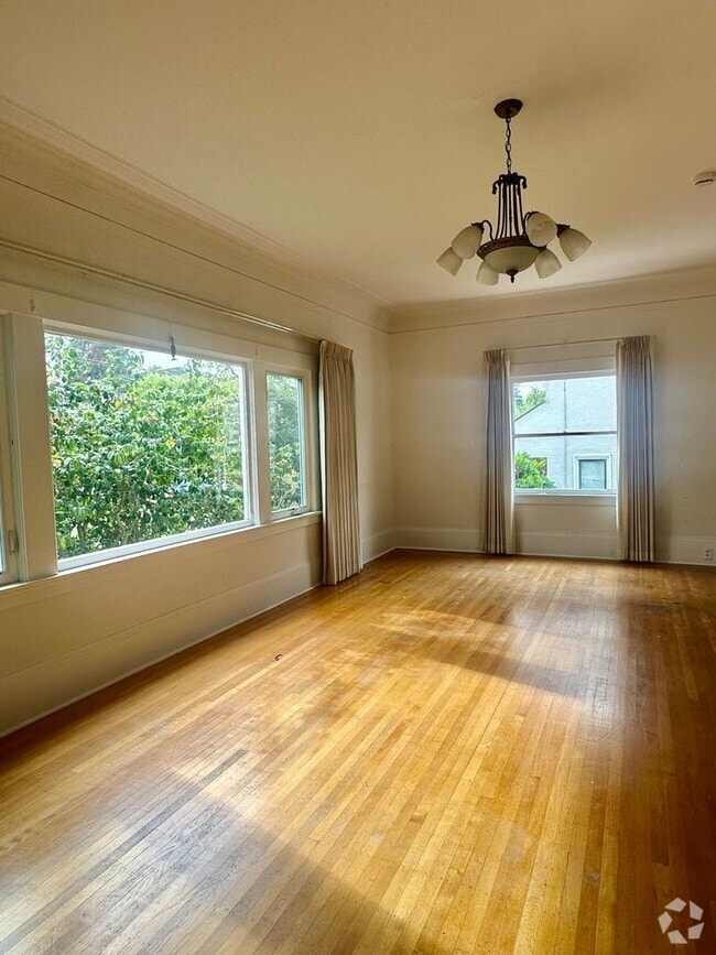 Building Photo - 6bedroom house full of charm steps from UC...