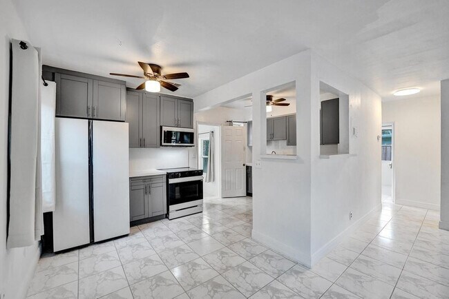 Building Photo - 1836 SW 9th Ave