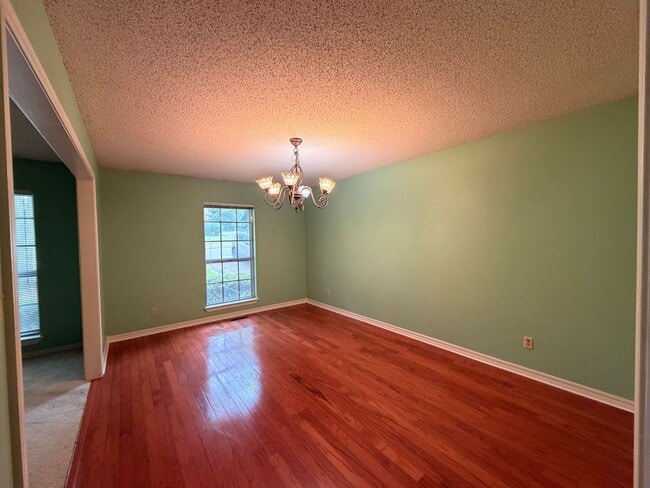 Building Photo - Discover a comfortable 3-bedroom, 2-bath home located on the west side of Russellville, AR.