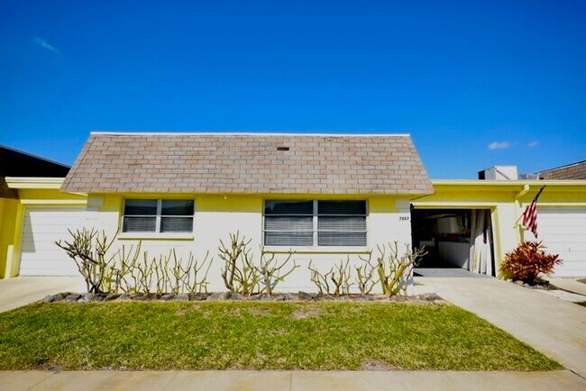 Building Photo - FULLY FURNISHED Condo For Rent in Pinellas...