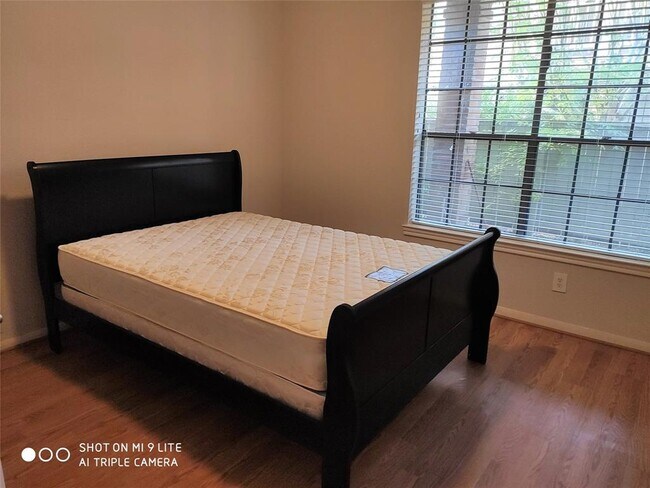 Building Photo - 2255 Braeswood Park Dr