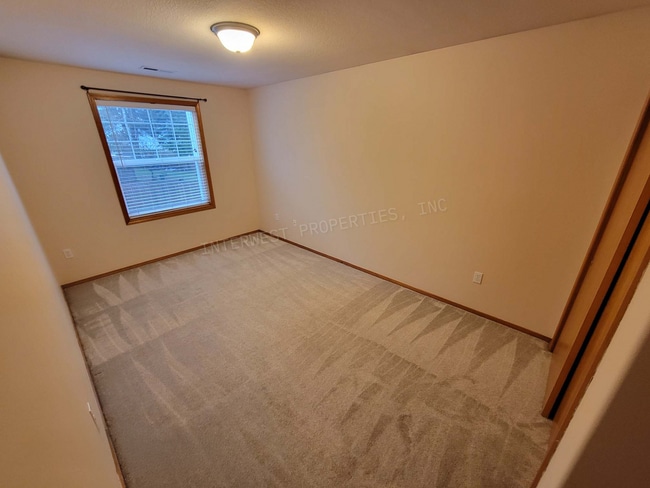 Building Photo - *1ST MONTH'S RENT FREE PROMO* Large 3 Bed 2.5Ba Vancouver Beauty W/ Gas Fireplace, Dog Run, Fence...