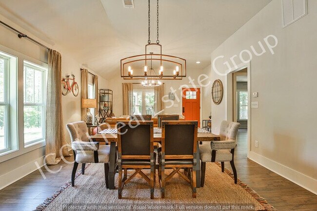 Building Photo - 3/2 Home on large lot in Woodstock