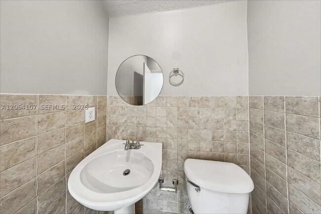 Building Photo - 1250 W Magnolia Cir