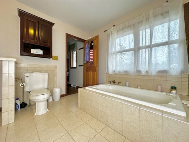 Building Photo - Beautiful / Spacious 3 Bed 3 Bath Ranch Style Single Family Home!