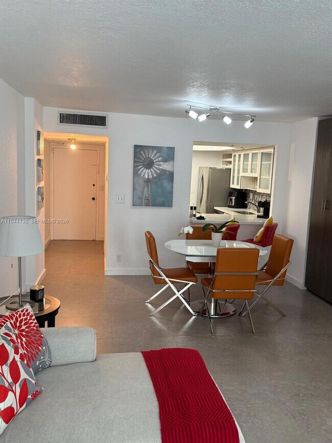 Building Photo - 3140 S Ocean Dr