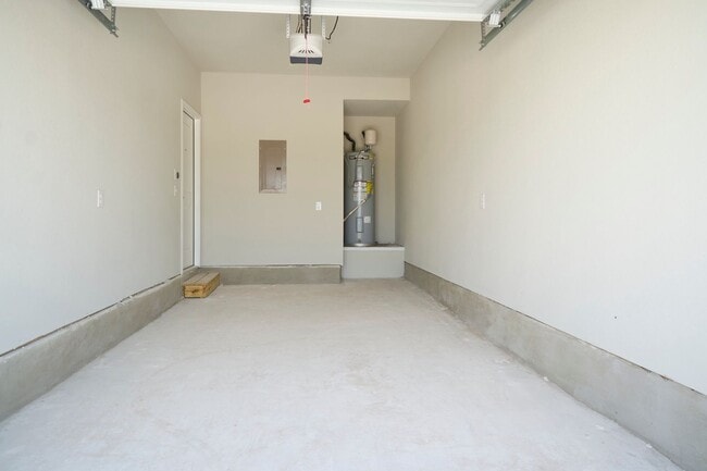 Building Photo - Hunters Ranch Beauty! 3 Bedrooms 2 1/2 Bath Townhome