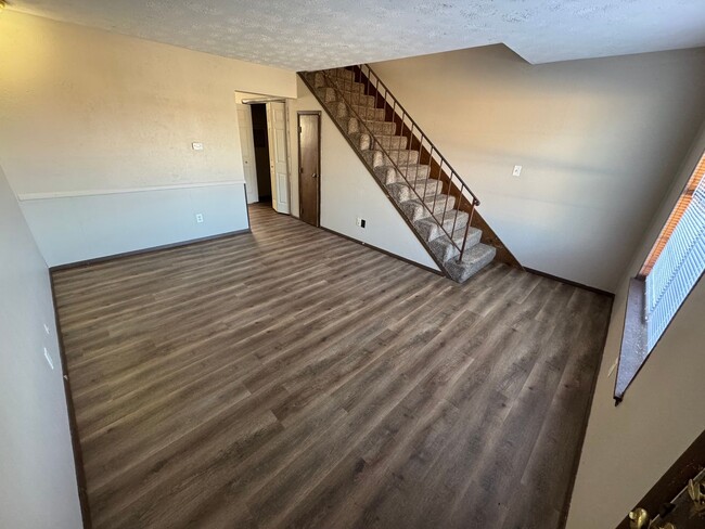 Building Photo - Updated 2 bedroom 1.5 bath Townhome in a g...