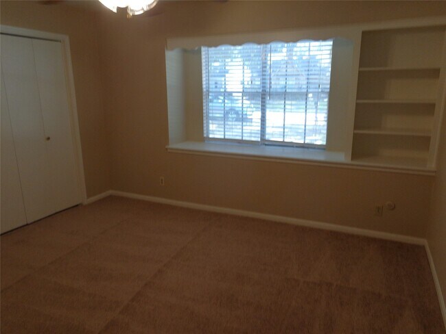 Building Photo - 2735 Manila Ln