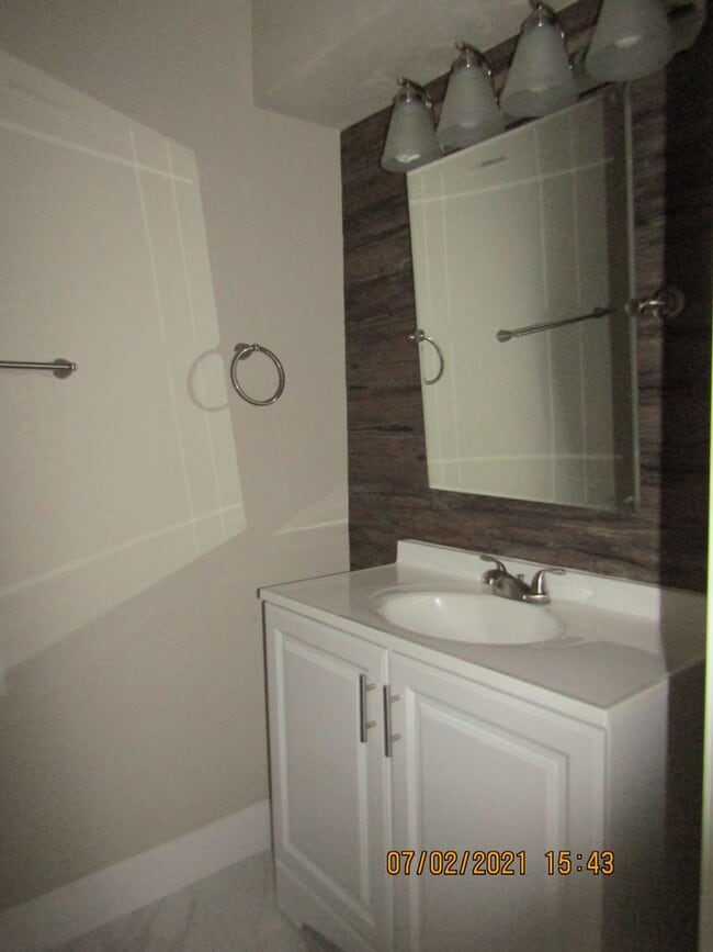 Building Photo - MACARTHUR AREA!! PETS NEGOTIABLE WITH OWNE...