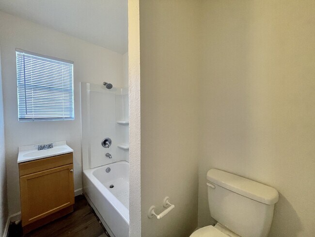 Building Photo - Single story 1 bedroom 1 bath condo availa...