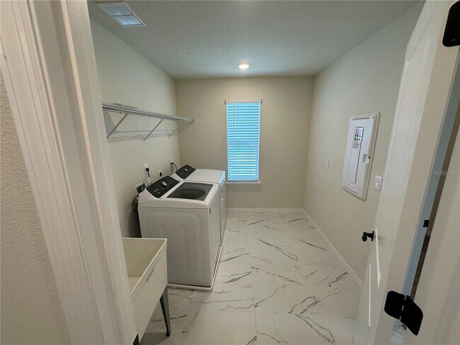 Building Photo - 10355 Parkview Reserve Ln