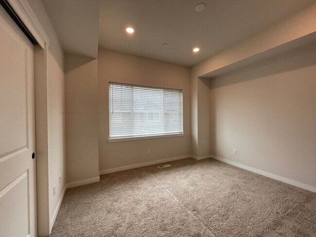 Building Photo - Beautiful, Bight & Modern 2Bd/2.5Ba Townhome in North Bethany! Two car attached garage, In unit l...