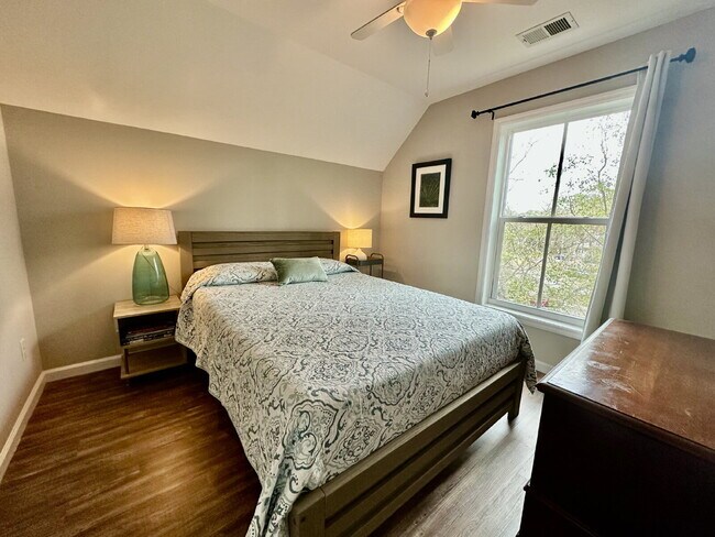 Building Photo - Downtown Living in The Heart of The Promen...