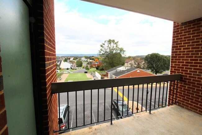 Building Photo - 1018 Blue Ridge Dr