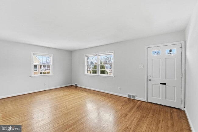 Building Photo - 1206 Sylvan Dr