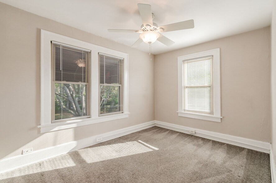 Building Photo - 534 S Drexel Ave