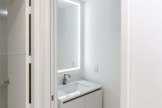 Building Photo - 700 NE 24th St