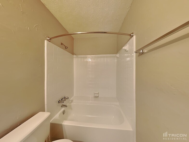 Building Photo - 4765 Jamerson Forest Cir