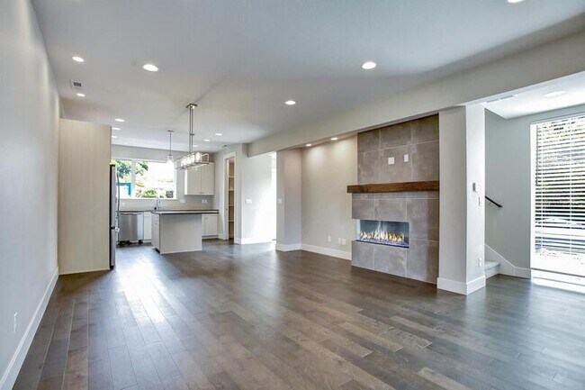 Building Photo - 5739 SE 18th Ave