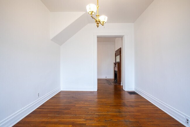 Building Photo - 1940-1946-1946 SW Market St Dr