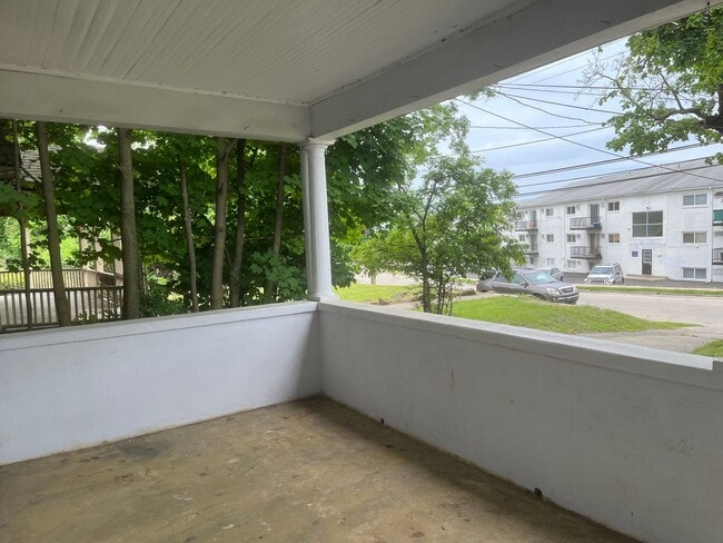 Building Photo - Newly Renovated 3 Bedroom House