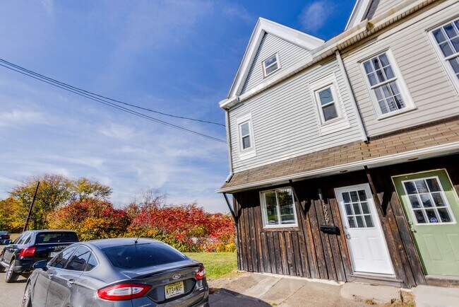 Building Photo - AVAILABLE NOW - Beautiful 3 Bedroom Home w...