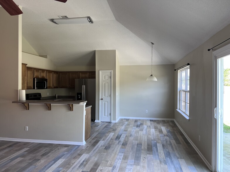 Dining - 110 Creekside Cir