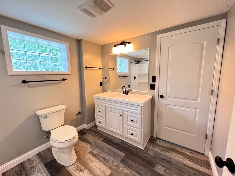 Building Photo - 9499 Maple Knoll Dr