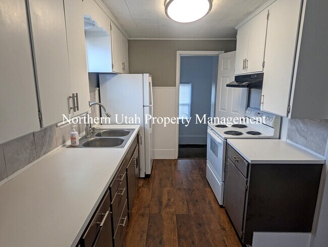 Building Photo - 4 bed 2 bath home