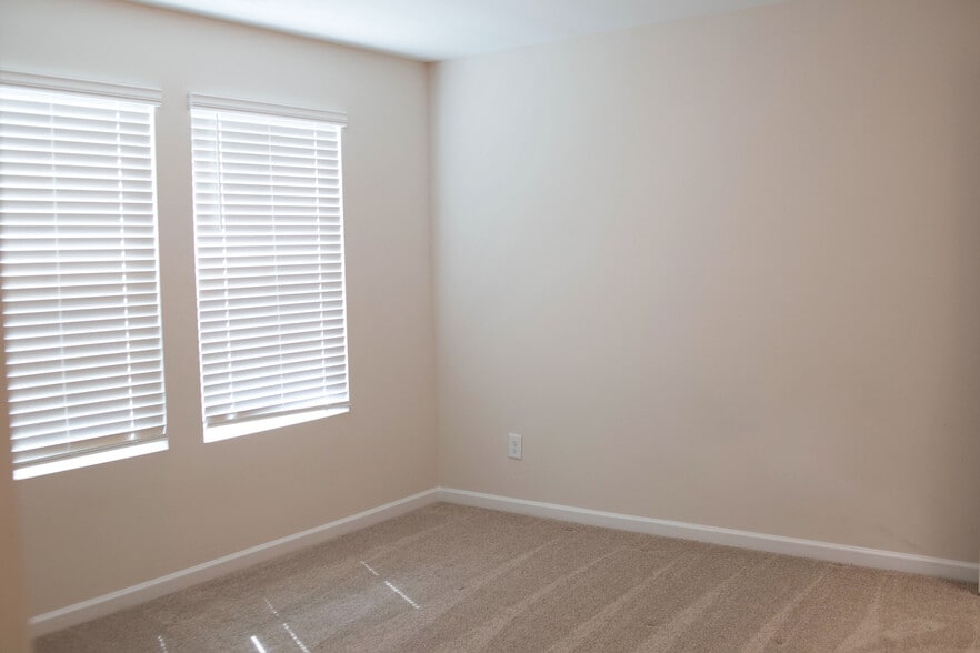 Building Photo - 2801 Killian Ct