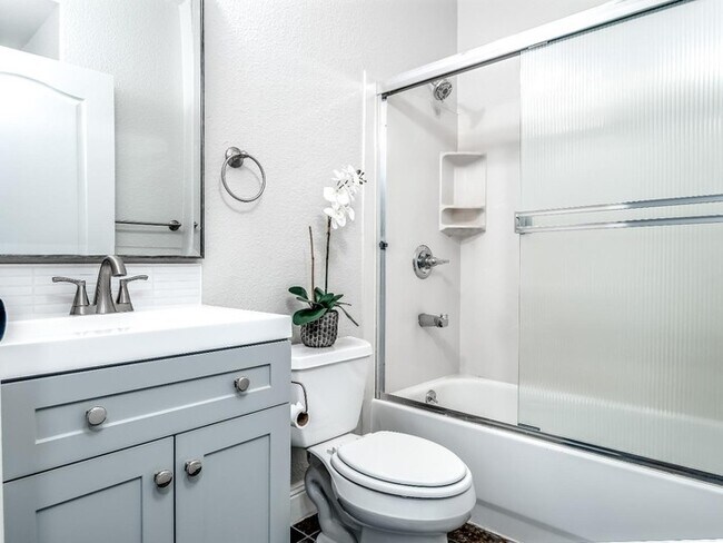 Building Photo - Upgraded 1BR Condo with Balcony & In-Unit Laundry in Downtown Gilroy