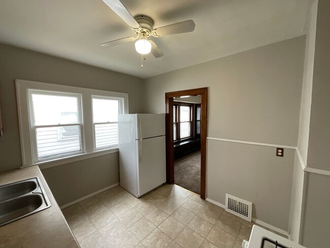 Building Photo - 9613 Sladden Ave